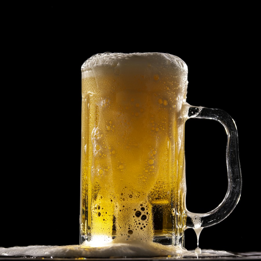 Ølkrus og pilsnerglass i tinn: for ølentusiasten
